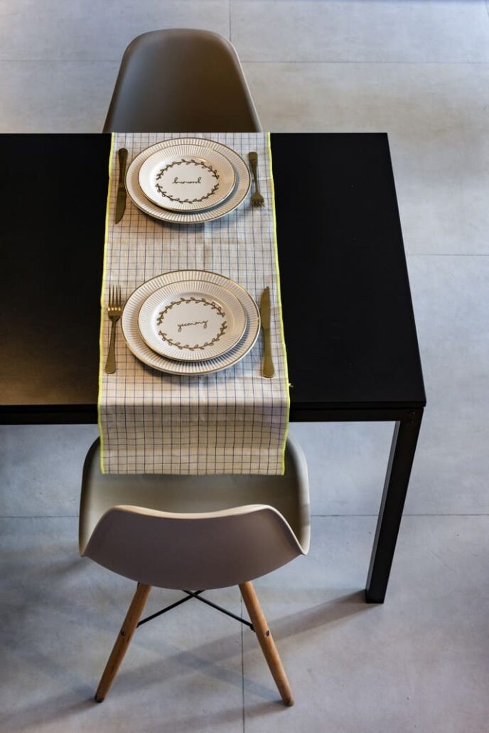 mesa preta com cadeiras