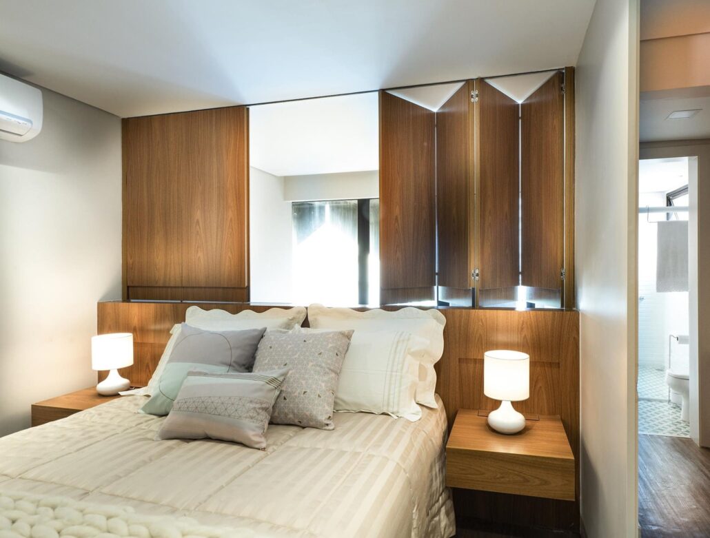 quarto com móveis em madeira