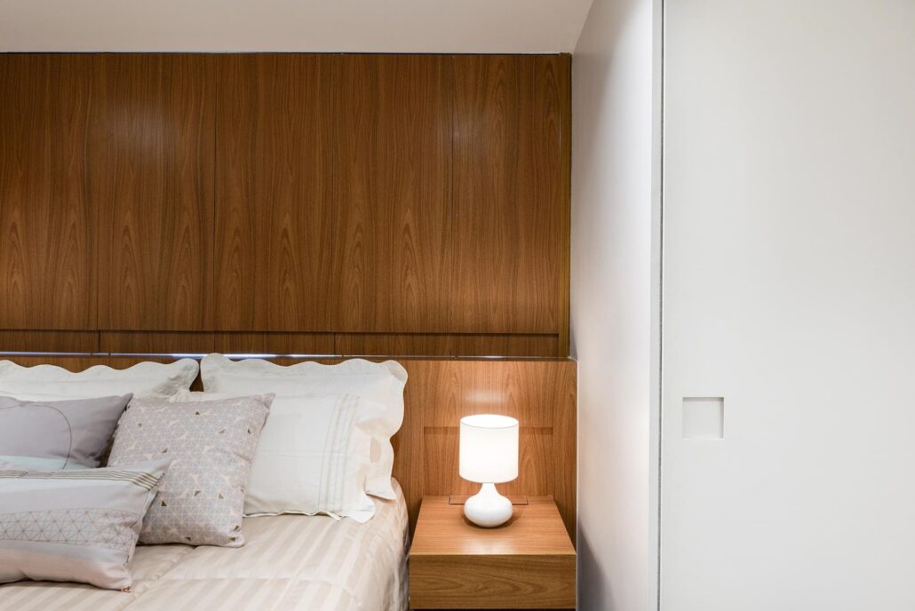 quarto com cabeceira em marcenaria sob medida