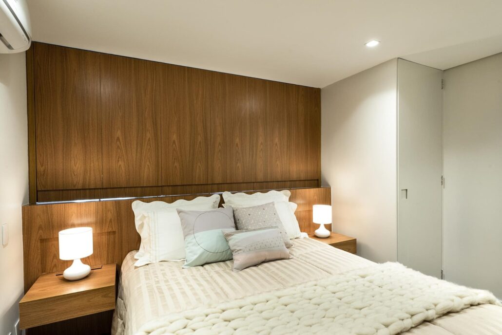 quarto com móveis em madeira
