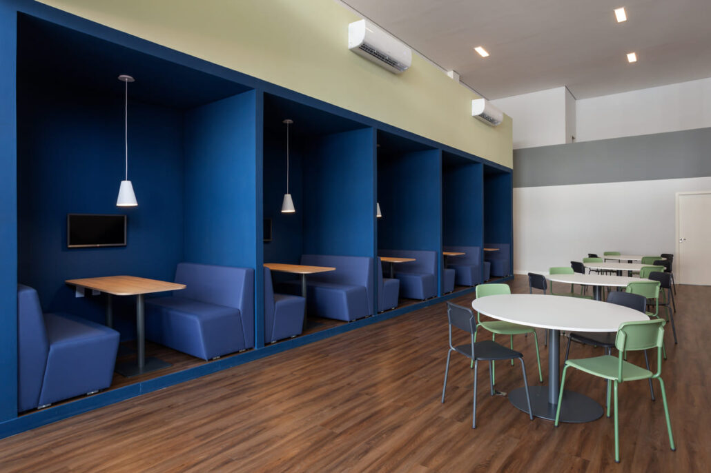 stand de vendas sofás azuis