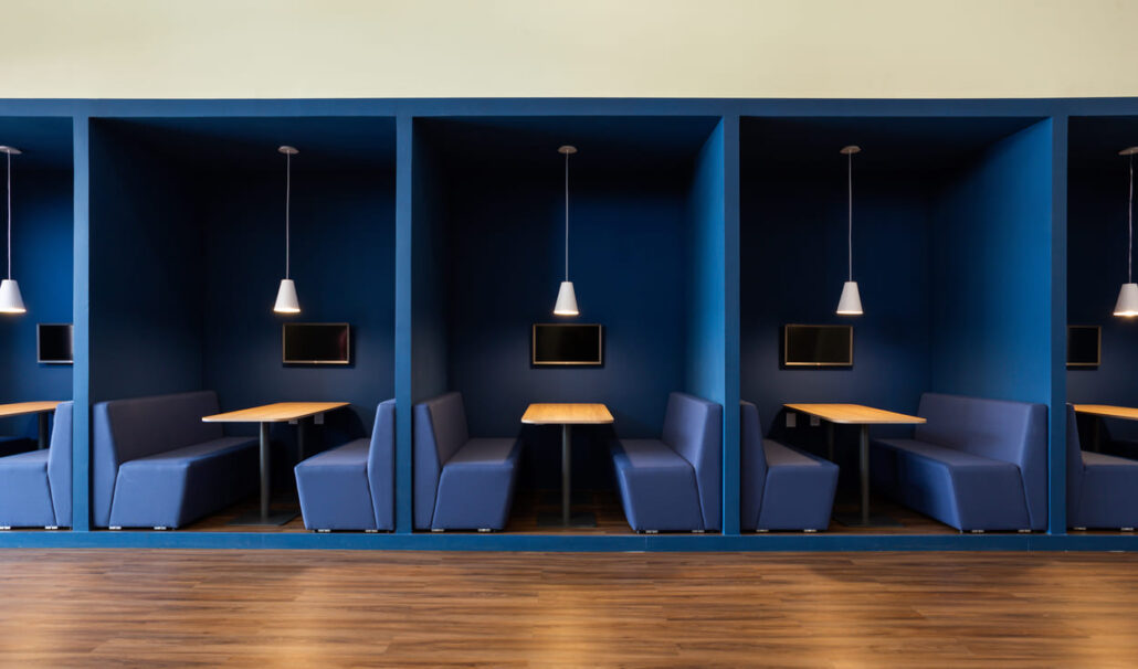 stand de vendas sofás azuis